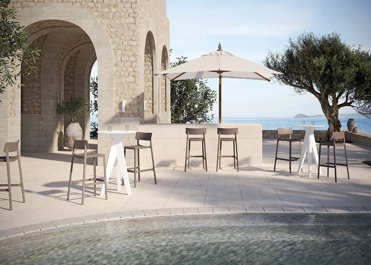 Sgabelli Emma MYYOUR su bancone bar esterno con ombrellone e piscina