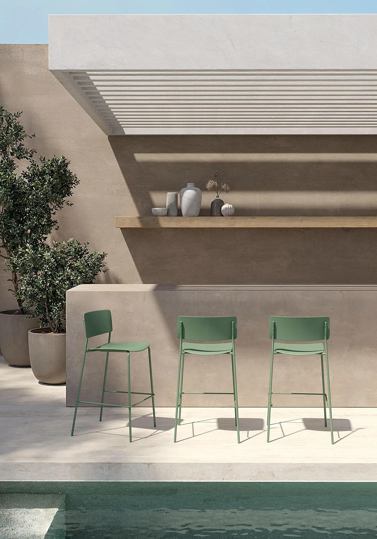 Sgabelli Karen MYYOUR verdi su bancone moderno in una zona lounge esterna
