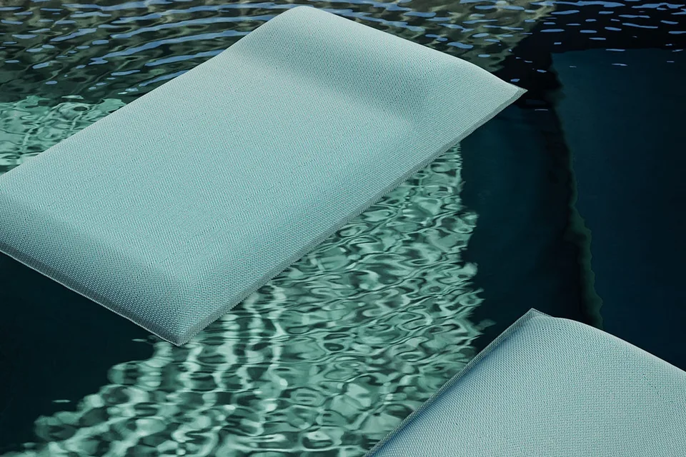 Materassone galleggiante Louis azzurro di design per piscine professionali in contesti hospitality e centri wellness di lusso