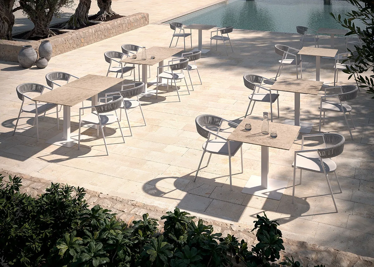 Area dehors con tavolini Maja Contract quadrati e rettangolari con sedie moderne per forniture professionali outdoor