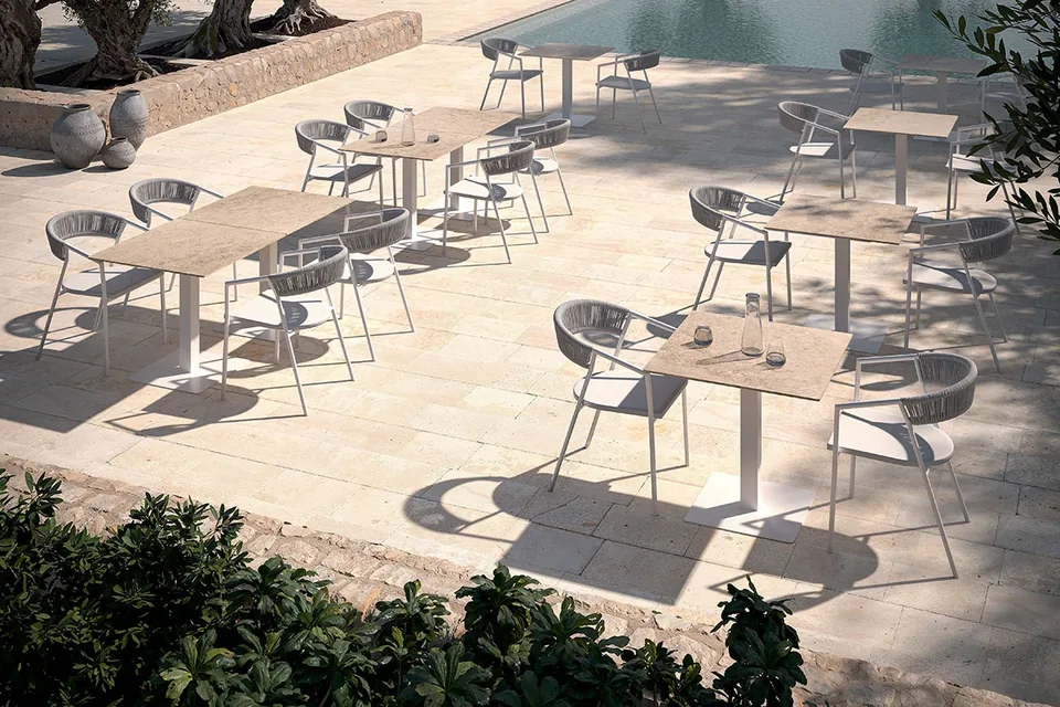 Area dehors con tavolini Maja Contract quadrati e rettangolari con sedie moderne per forniture professionali outdoor