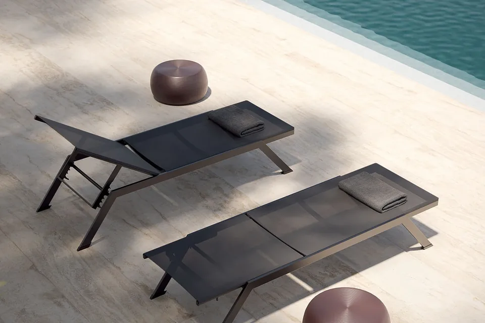 Coppia di lettini professionali Maja color antracite con pouf coordinati per arredo solarium e resort di lusso