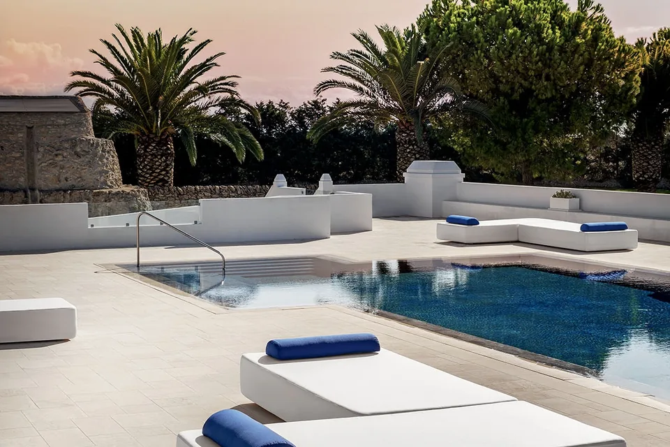 Composizione di lettini modulari Mare bianchi con cuscini blu per area solarium e bordo piscina in hotel di lusso
