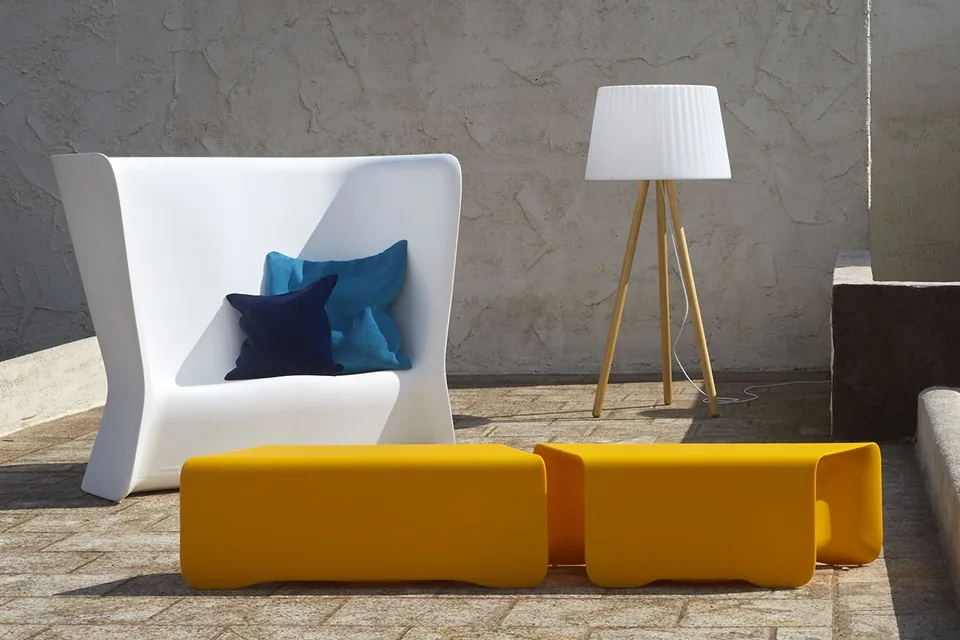 Divano XL Nova bianco MYYOUR con panche gialle e lampada da terra outdoor
