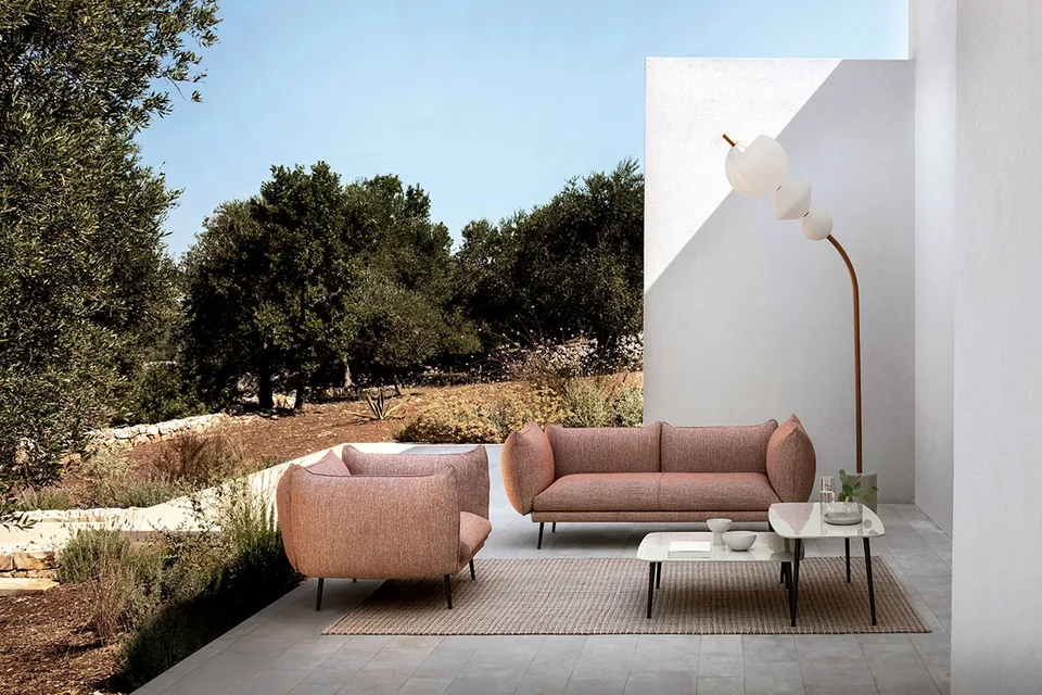Dettaglio del divano tre posti Piuma MYYOUR grigio ambientato in un dehor di design in Puglia