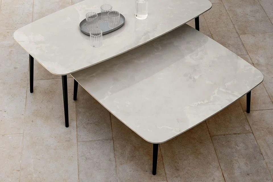 Tavolino da caffè Push MYYOUR con piano materico in un patio in pietra in Puglia