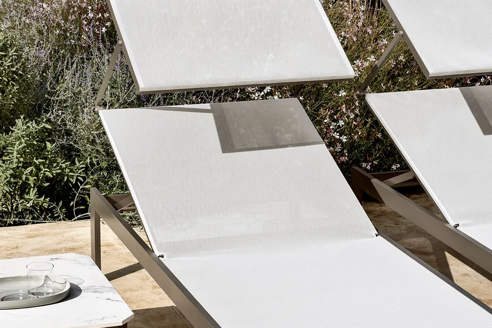 Lettino prendisole Push di MYYOUR in alluminio con parasole regolabile in una villa di design in Puglia