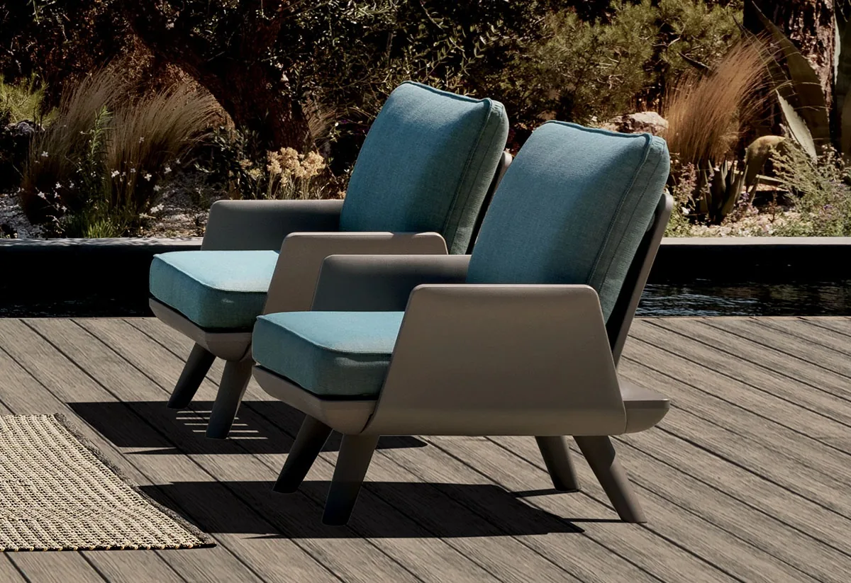 Poltrone Samurai MYYOUR arredo outdoor di design con cuscini azzurri in giardino