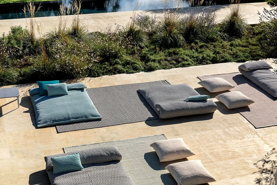 Cuscini decorativi per esterni della linea Wave MYYOUR su un tipico muretto a secco in Puglia