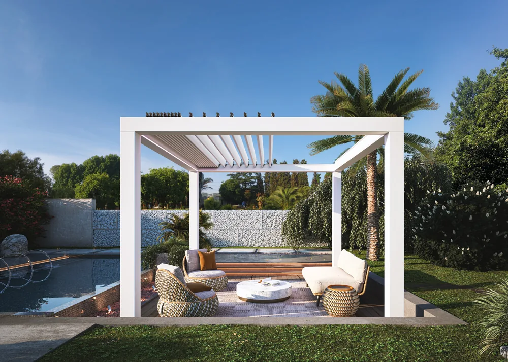 Pergola CHIC bianca in giardino, le lamelle retraibili aperte sopra il salotto