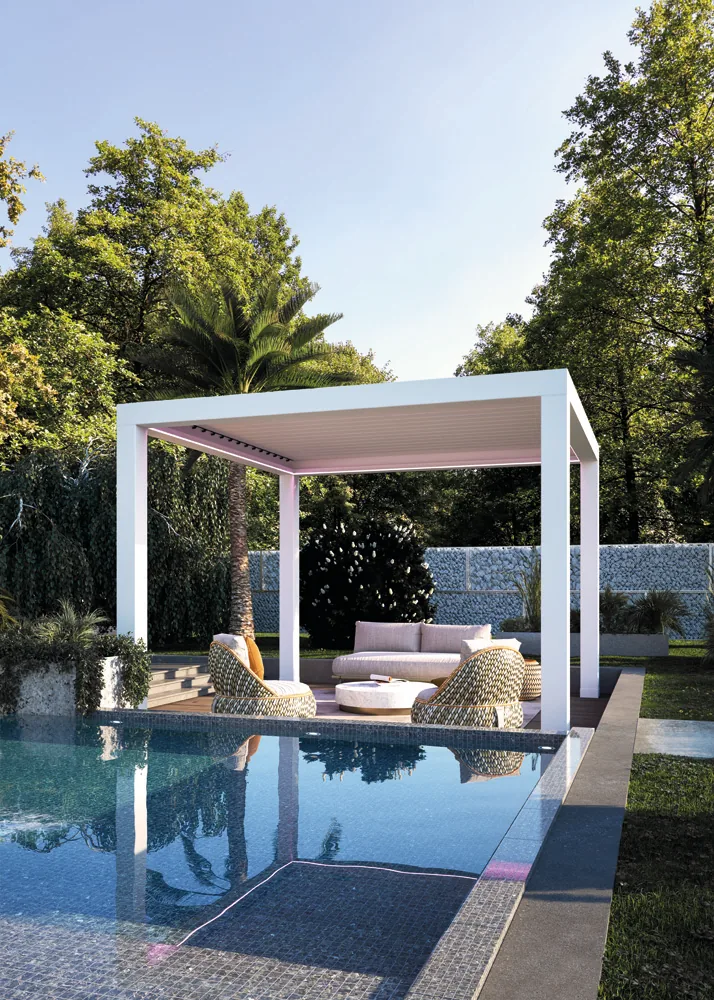Pergola CHIC vista di lato, con la piscina in primo piano
