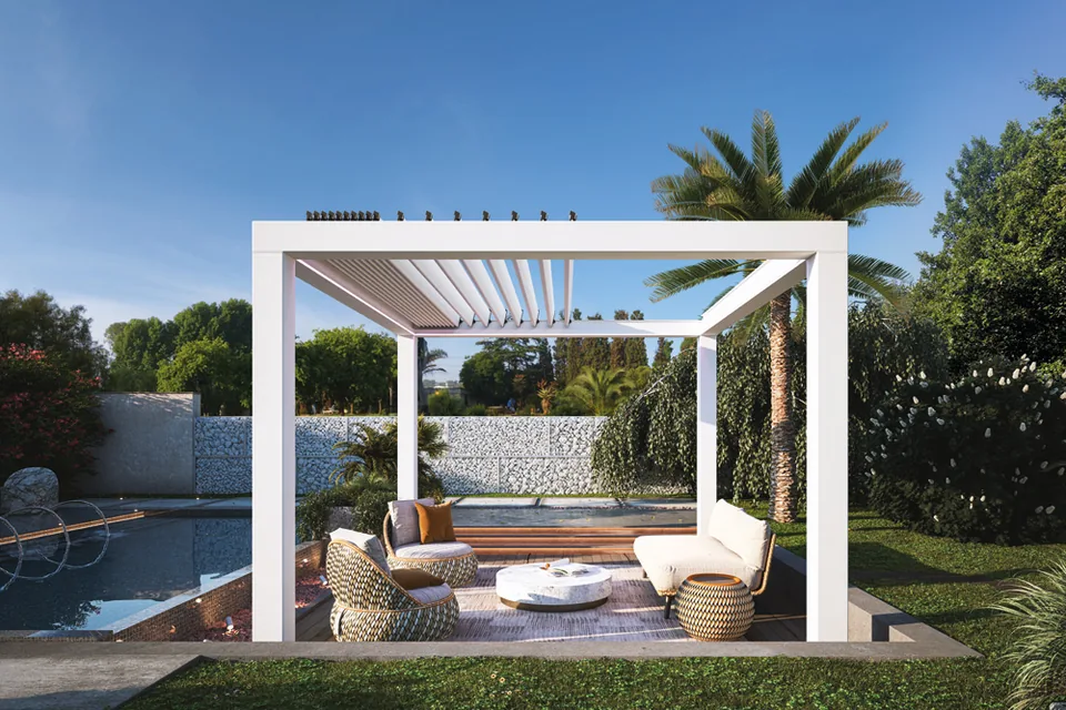 Pergola CHIC bianca in giardino, le lamelle retraibili aperte sopra il salotto