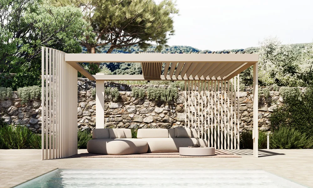 Pergola CODE chiara a bordo piscina, le lame del tetto inclinate a metà corsa e i frangisole verticali su un fianco