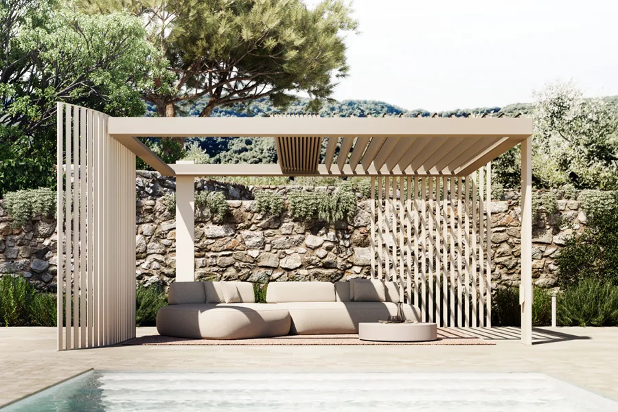 Pergola CODE chiara a bordo piscina, le lame del tetto inclinate a metà corsa e i frangisole verticali su un fianco