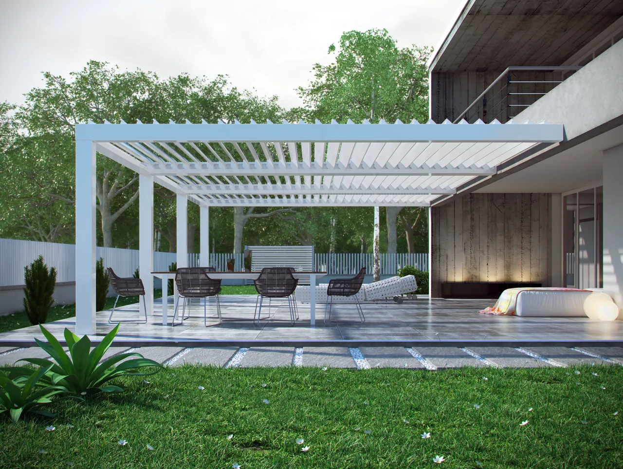 Pergola ECCELSA chiara addossata alla villa, il tetto a lamelle orientabili aperto sul prato