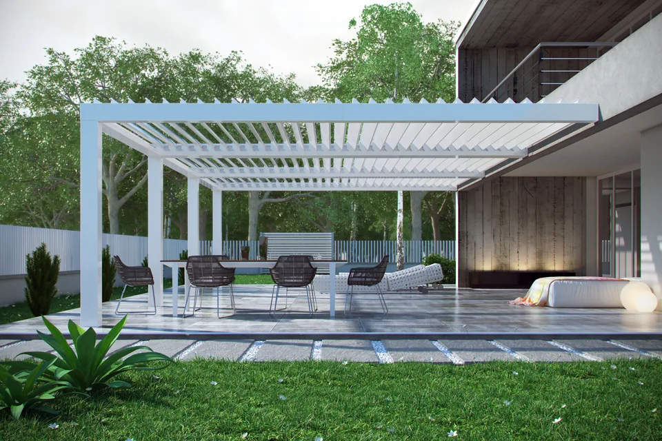 Pergola ECCELSA chiara addossata alla villa, il tetto a lamelle orientabili aperto sul prato
