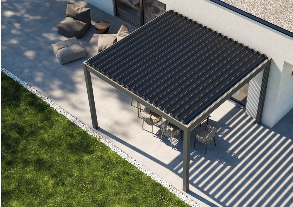 Pergola ESSENZA vista dall’alto: il tetto a lamelle proietta le sue ombre sul pavimento