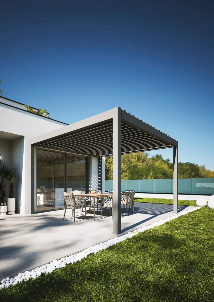Pergola ESSENZA chiara affacciata sul mare, con il tavolo apparecchiato sotto la copertura