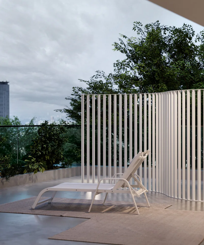 Separatore a doghe chiare su una terrazza, accanto a una chaise longue